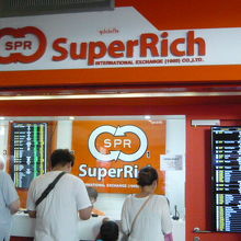 スーパーリッチ(アソーク店)のカウンターです。いつも盛況です