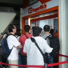 カウンターの前には、長い列ができています。便利な場所なのです