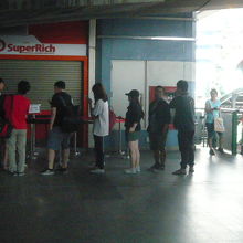 アソーク駅店舗のシャッターが開く前から、利用客が並んでいます