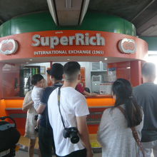 スーパーリッチは、観光客が集まる場所に店舗を拡大しました。