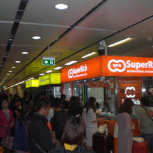 空港は、両替の第一歩の場所です。多くの観光客が集まります。