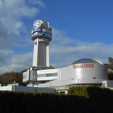 東経135度の子午線上に建つ立派な科学館