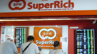 スーパーリッチ(アソーク店)は、便利な場所にあるため、大変、利用者が多いです。