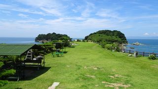 平らな半島に広がる芝生庭園