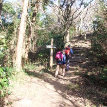 花嫁街道はご覧の通りよく整備されたハイキングコースです。