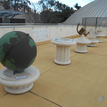 屋上には各種の日時計を展示