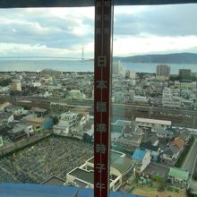展望室からは日本標準時の子午線越に明石海峡大橋や淡路島を望む