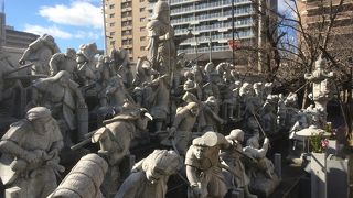 戦士のような彫刻