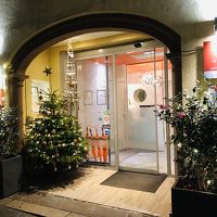 ホテル玄関。狭い路地にあります。