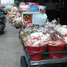 台車の上には、肉や野菜、果物等の食材が多数、積まれています。