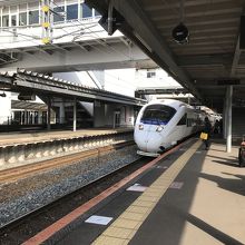 新鳥栖駅に入る