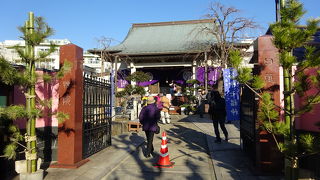 ピンク塀の布袋様