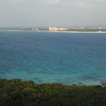 正面には与那覇前浜ビーチ