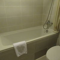 バスタブが少し小さいけれど、水周りは改修されて、綺麗です。