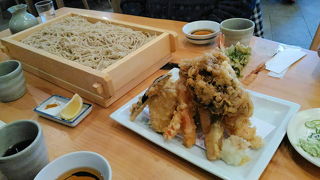 温泉街にある老舗のお蕎麦屋さん