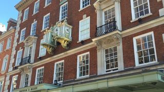 建物はゴージャス　様々な紅茶があります！