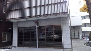 道からは山門のみしか見えない。