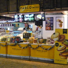 鮮やかな黄色の店舗があります。いろいろな店があり、楽しいです