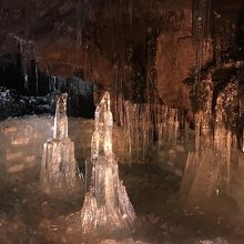 ライトアップされた氷の柱