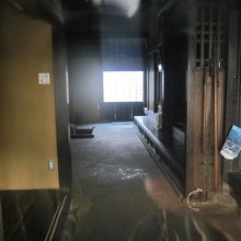 窓越しに眺めた内部の様子