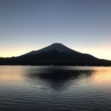 夕陽が沈んでからの富士山。惚れ惚れします
