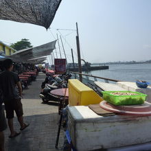 調理専用のレストラン：海辺に面して立ち並んでいます