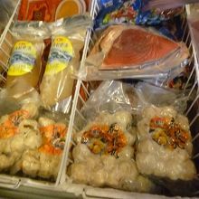 冷凍の鮪、烏賊団子を購入