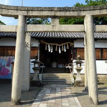 鳥居と本殿