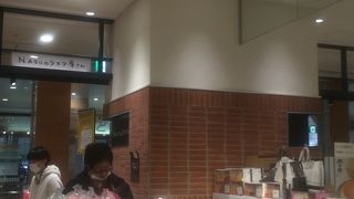 「パセオ」の２階に入っています