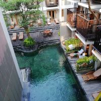 中庭のプールがいい雰囲気です。