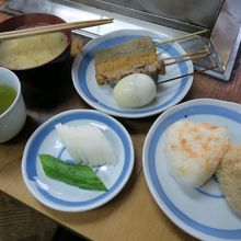 朝食セット（おにぎり2個と漬物と味噌汁）とおでん