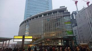 北館の吹き抜けに大きなクリスマスツリーがありました。