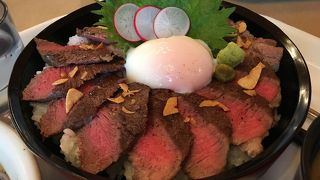 朝夕はホテルのバイキング会場、お昼はスキー場のレストラン。