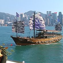 ビクトリア湾に浮かぶ船