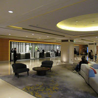 終日賑わうロビー、美しいデザインです