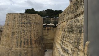 シティゲートの再度にある城壁と堀