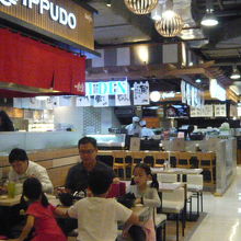 フードコートの様子です。日本的な店が、見えます。居酒屋風です