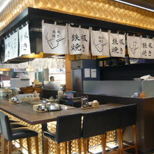 フードコートの鉄板焼き店です。暖簾的な飾りつけです。良い匂い