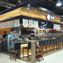 明るい感じの店で、洒落た感じもします。日本的なのでしょう。