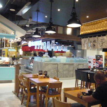 タイの人も食べています。開放的な感じの店で、気楽のようです。