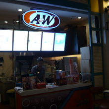 飲み物の店もあります。子供や家族連れの客も多いからでしょう。