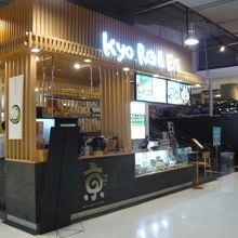 中には、個室的な席もある店です。京という文字が見られます。