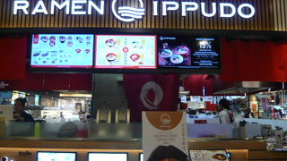 ショッピングモールには、大抵、フードコートがありますが、ターミナル２１にもあります。安いです。