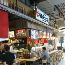 うどんという文字が見える店です。なかなか楽しい感じのコーナー