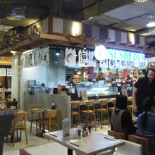 暖簾のような幕の店が目につきます。日本人の客が多いのでしょう