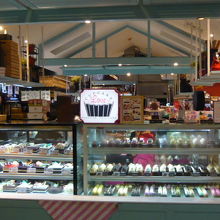 ケーキを扱っている店もあります。いろいろな店が楽しめます。