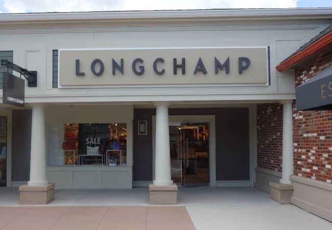 パリのカジュアルバッグブランドの直営アウトレット