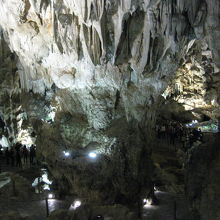 洞窟内はライトアップされています。