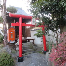 小さな神社があります