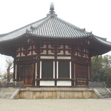 柵の中に密かに佇む優美なお堂だ